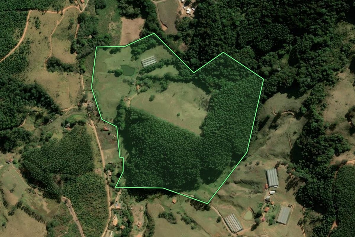 Imagem de satélite do imóvel rural em Joanópolis (SP), com o contorno declarado no CAR desenhado por cima.