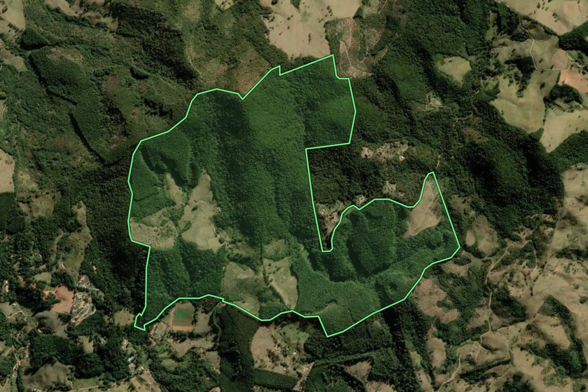 Imagem de satélite do imóvel rural em Joanópolis (SP), com o contorno declarado no CAR desenhado por cima.