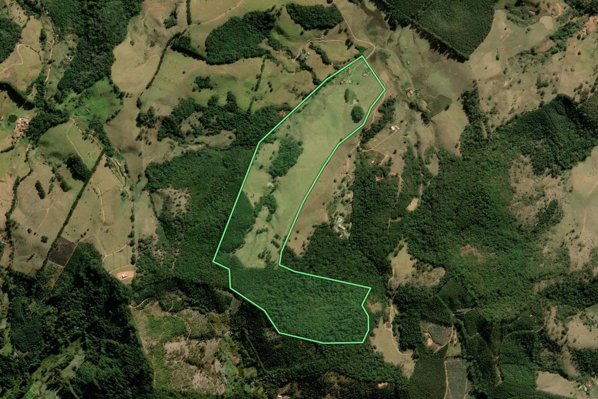 Imagem de satélite do imóvel rural em Joanópolis (SP), com o contorno declarado no CAR desenhado por cima.