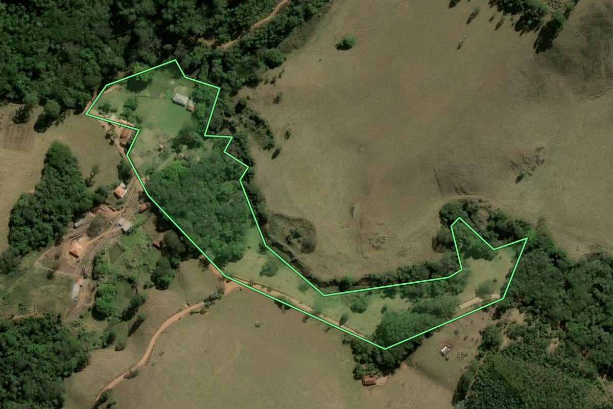Imagem de satélite do imóvel rural em Joanópolis (SP), com o contorno declarado no CAR desenhado por cima.