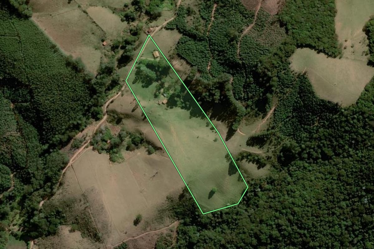 Imagem de satélite do imóvel rural em Joanópolis (SP), com o contorno declarado no CAR desenhado por cima.