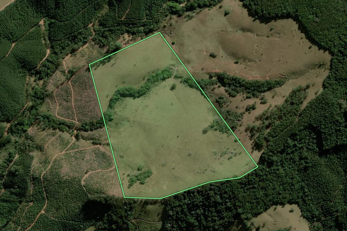 Imagem de satélite do imóvel rural em Joanópolis (SP), com o contorno declarado no CAR desenhado por cima.