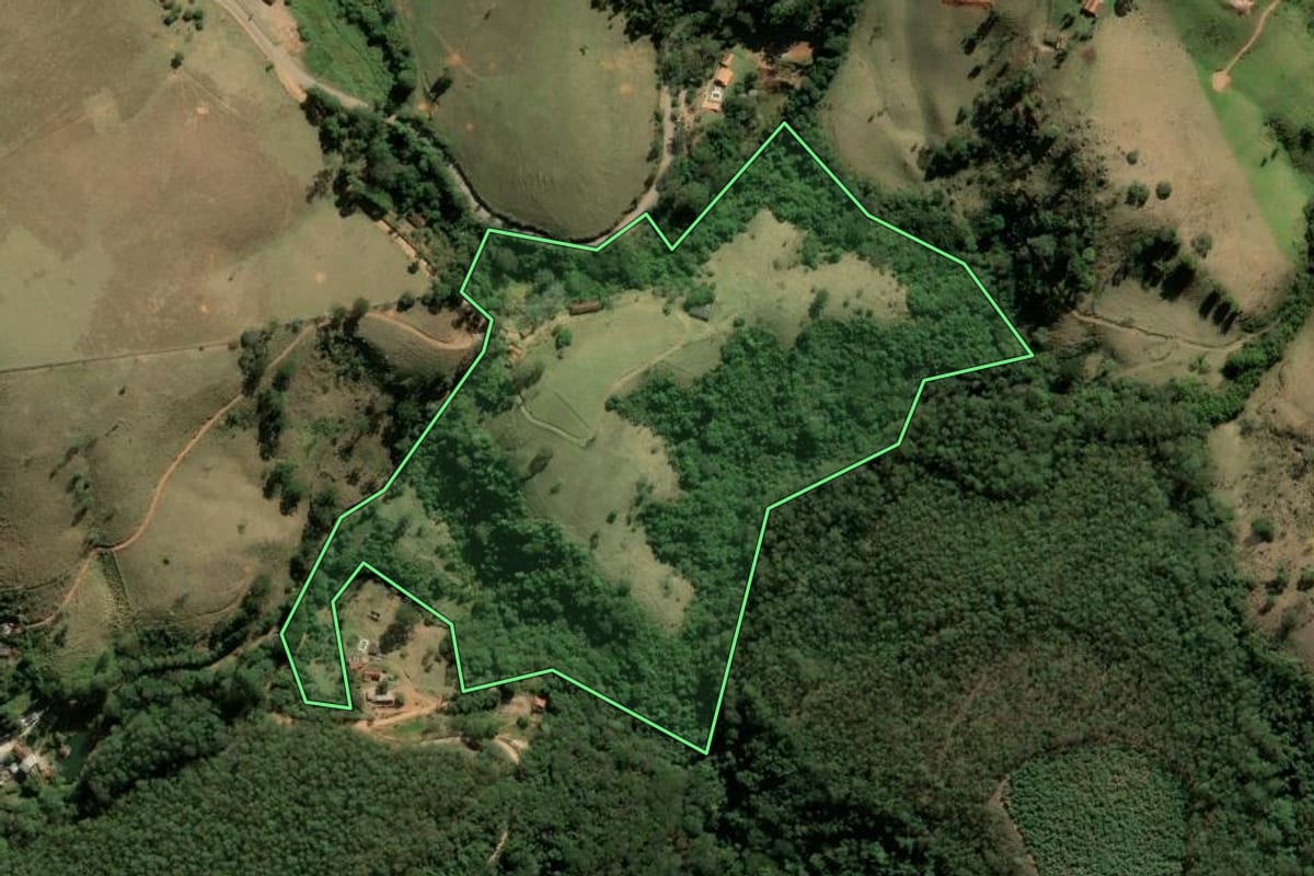Imagem de satélite do imóvel rural em Joanópolis (SP), com o contorno declarado no CAR desenhado por cima.