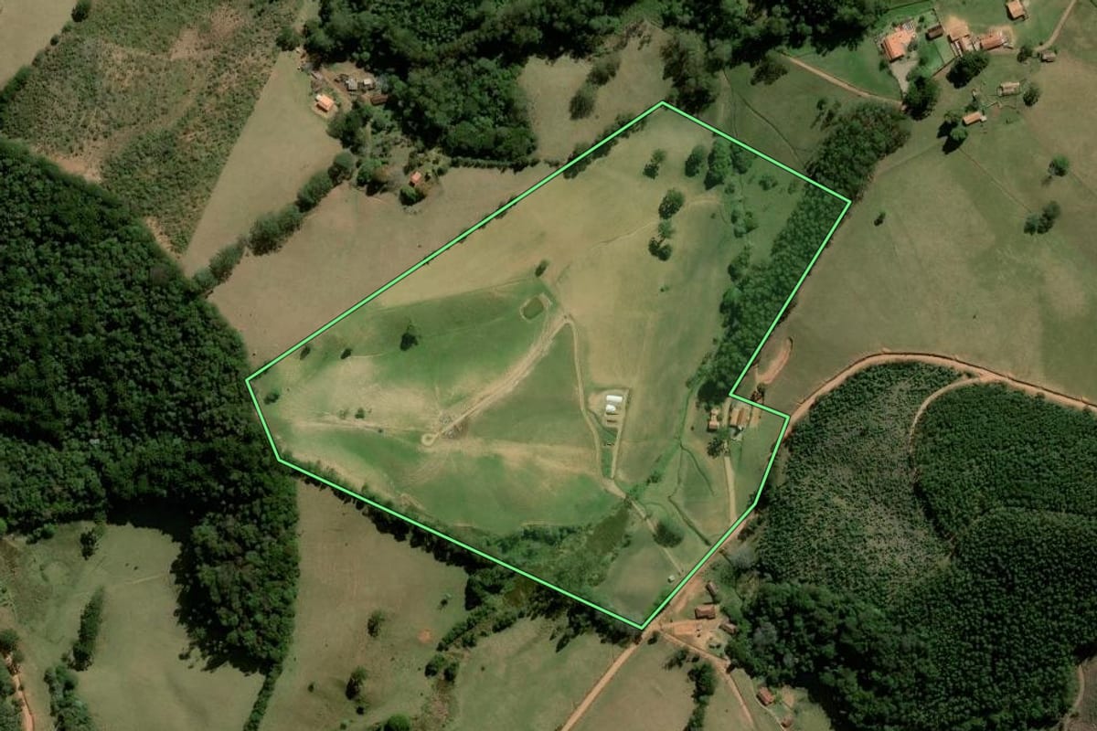 Imagem de satélite do imóvel rural em Joanópolis (SP), com o contorno declarado no CAR desenhado por cima.