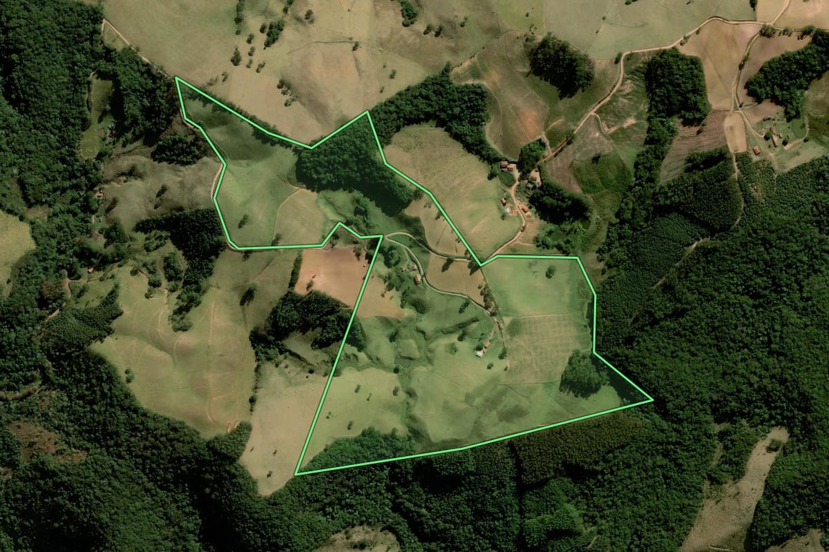 Imagem de satélite do imóvel rural em Joanópolis (SP), com o contorno declarado no CAR desenhado por cima.
