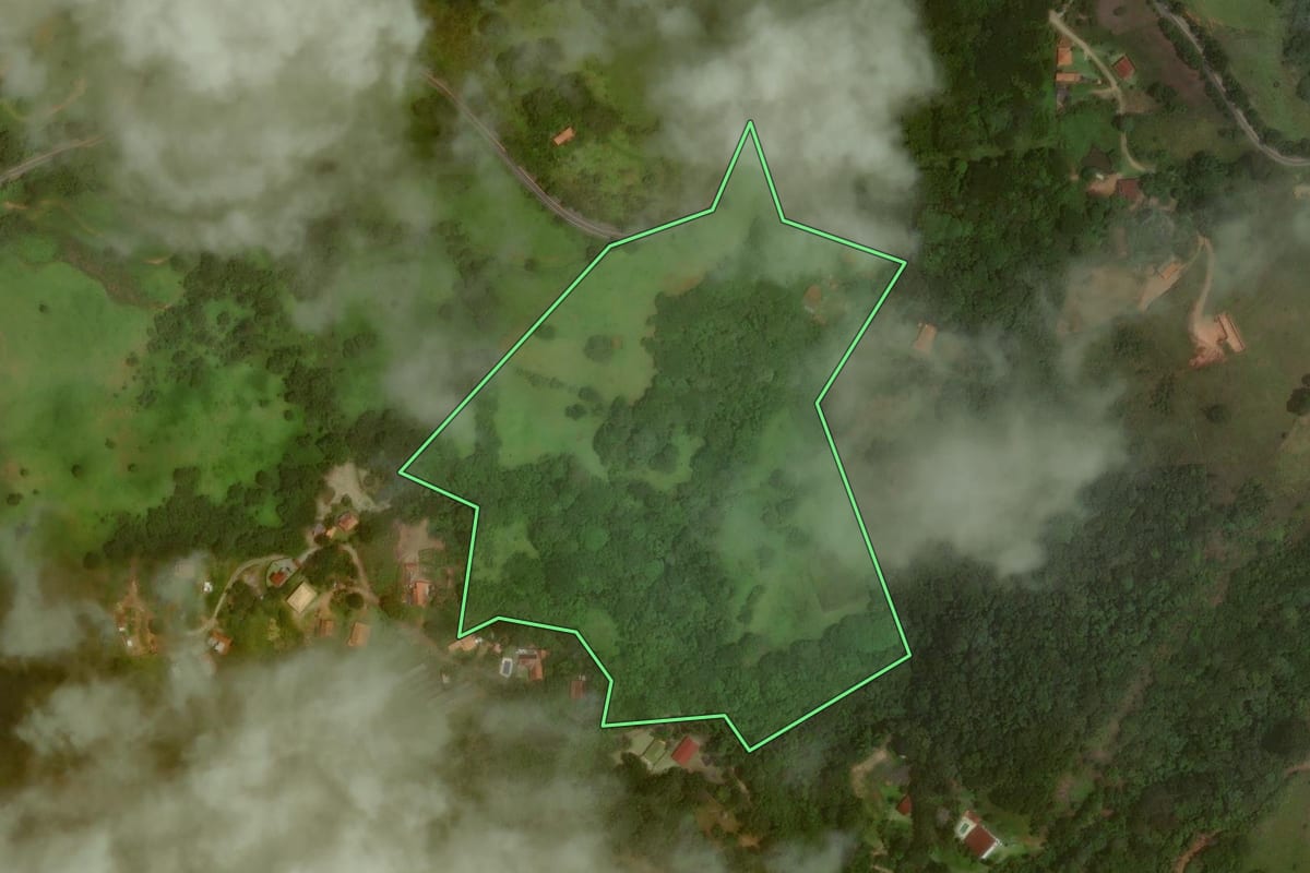 Imagem de satélite do imóvel rural em Joanópolis (SP), com o contorno declarado no CAR desenhado por cima.
