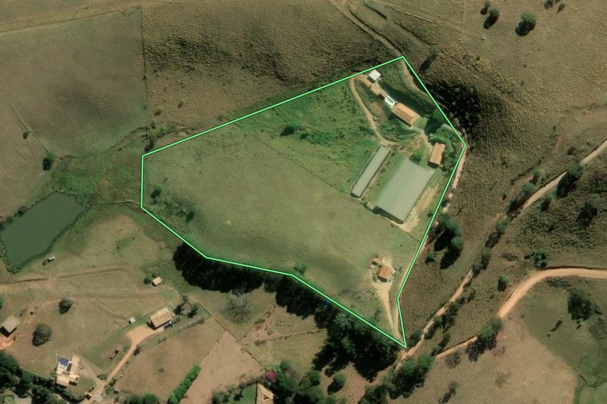 Imagem de satélite do imóvel rural em Joanópolis (SP), com o contorno declarado no CAR desenhado por cima.