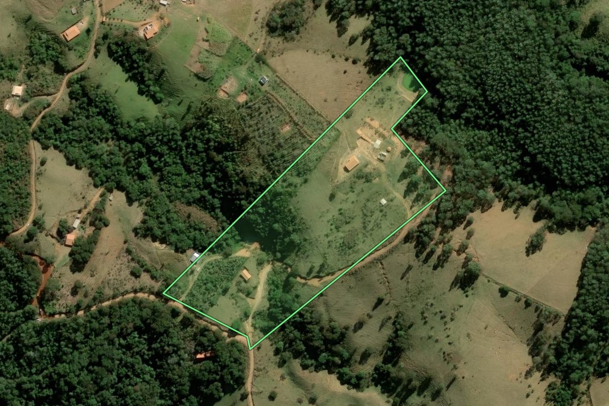 Imagem de satélite do imóvel rural em Joanópolis (SP), com o contorno declarado no CAR desenhado por cima.