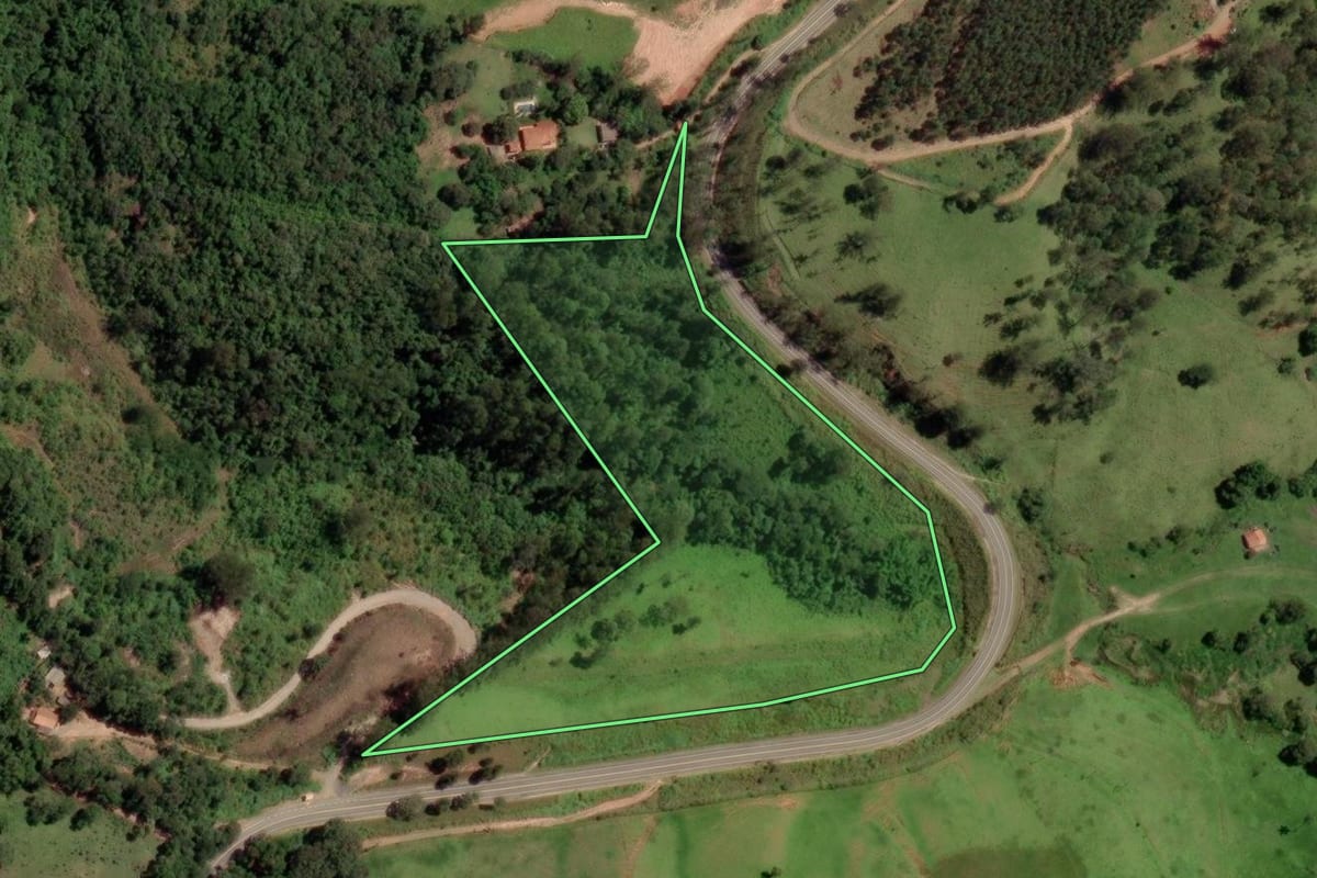Imagem de satélite do imóvel rural em Joanópolis (SP), com o contorno declarado no CAR desenhado por cima.