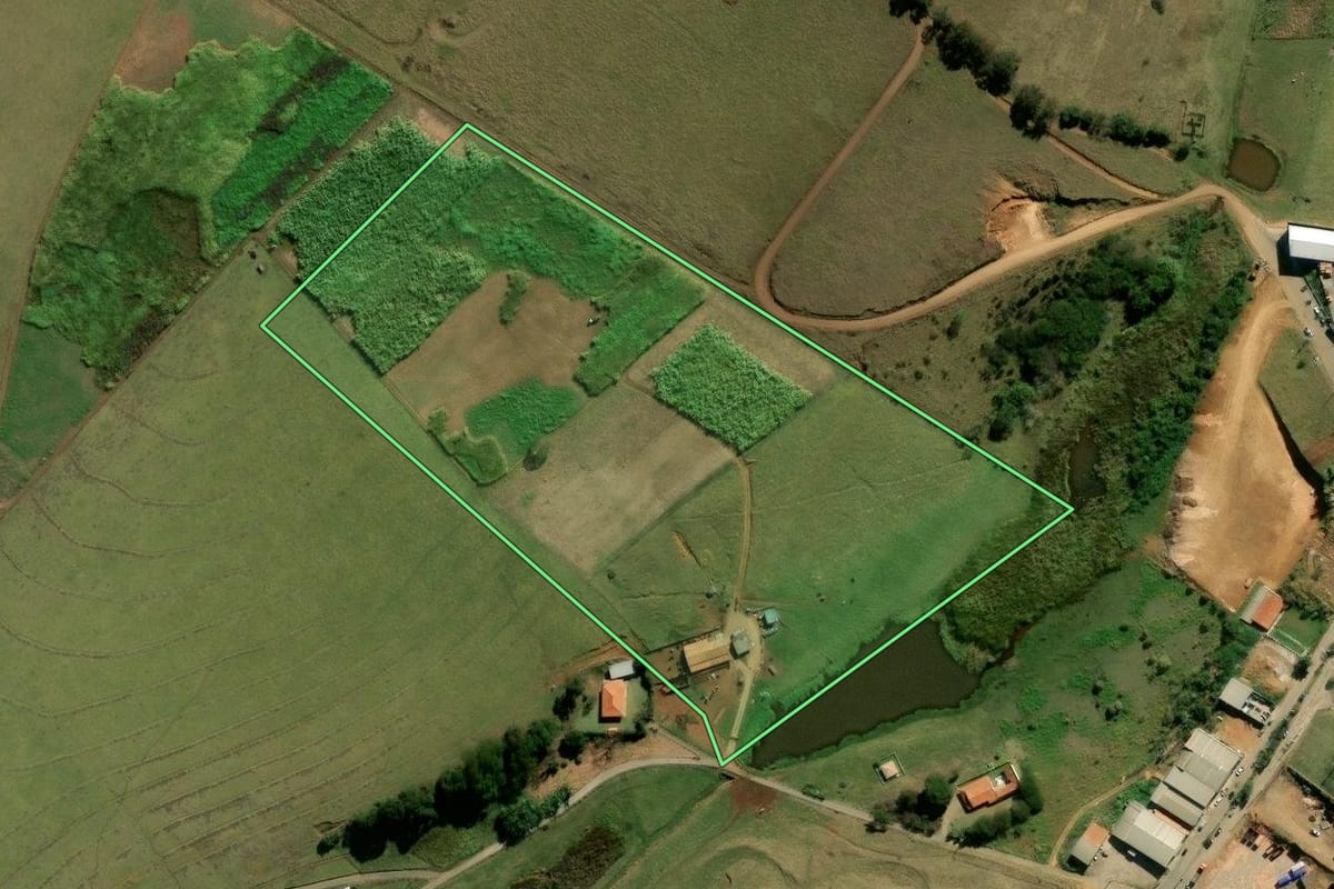 Imagem de satélite do imóvel rural em Joanópolis (SP), com o contorno declarado no CAR desenhado por cima.