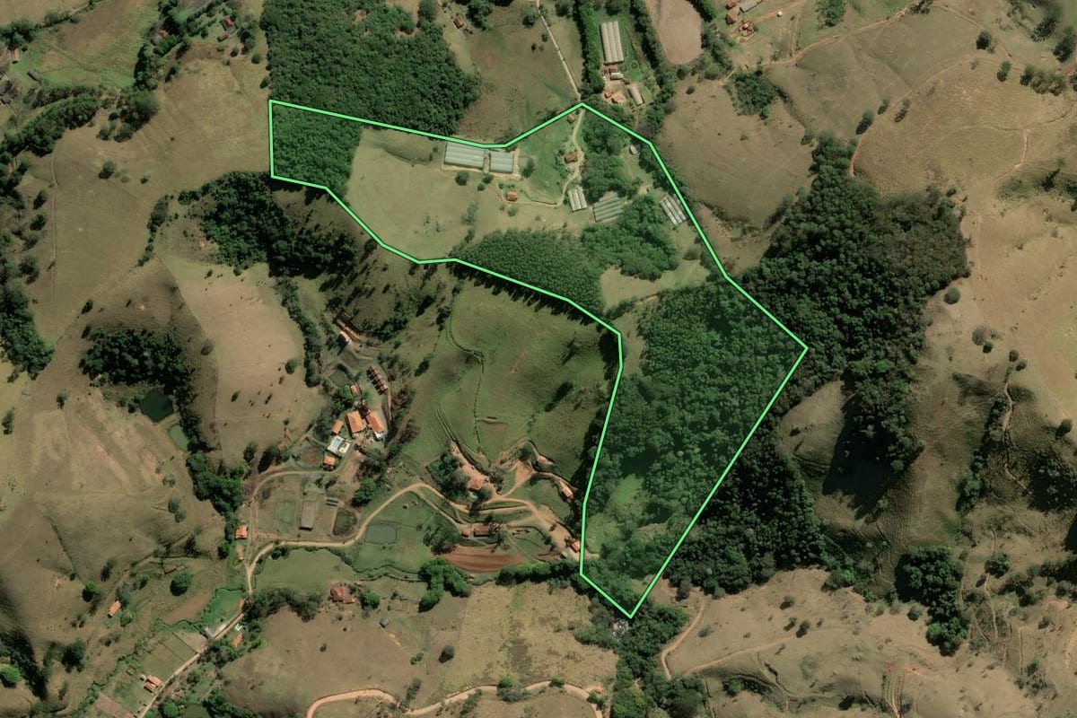 Imagem de satélite do imóvel rural em Joanópolis (SP), com o contorno declarado no CAR desenhado por cima.