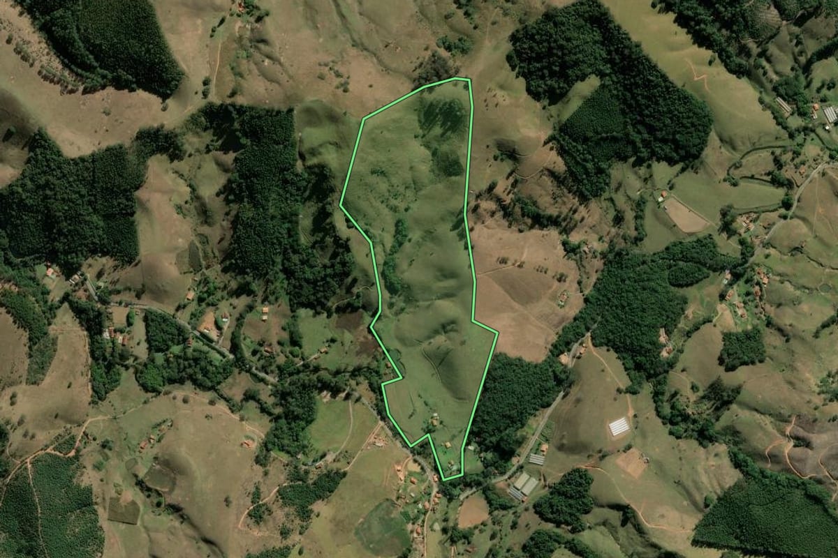 Imagem de satélite do imóvel rural em Joanópolis (SP), com o contorno declarado no CAR desenhado por cima.