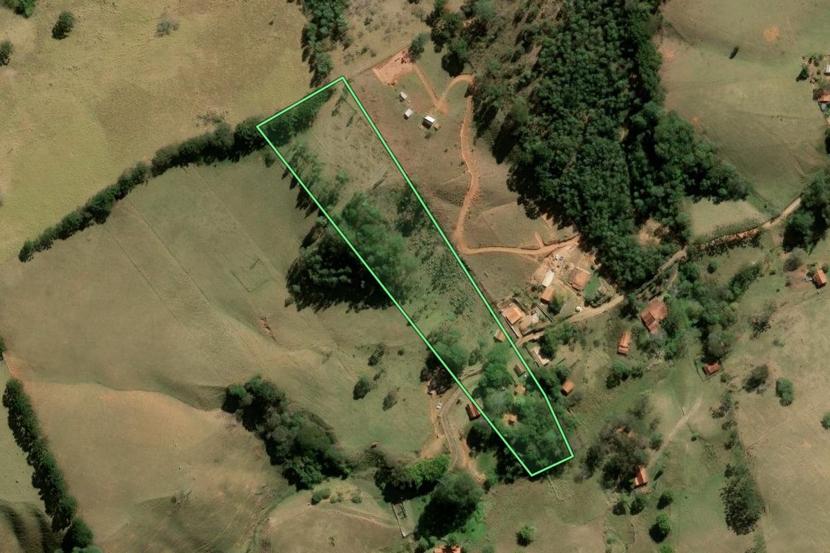 Imagem de satélite do imóvel rural em Joanópolis (SP), com o contorno declarado no CAR desenhado por cima.