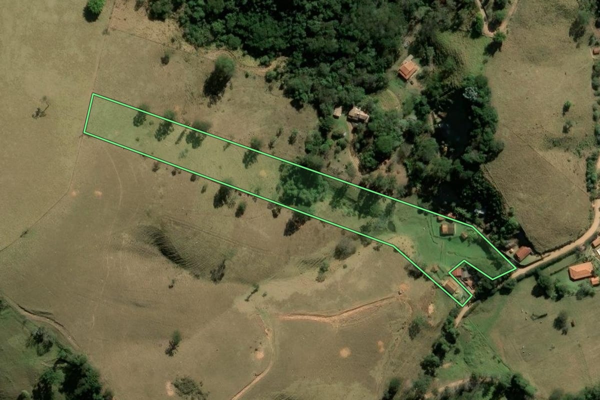 Imagem de satélite do imóvel rural em Joanópolis (SP), com o contorno declarado no CAR desenhado por cima.