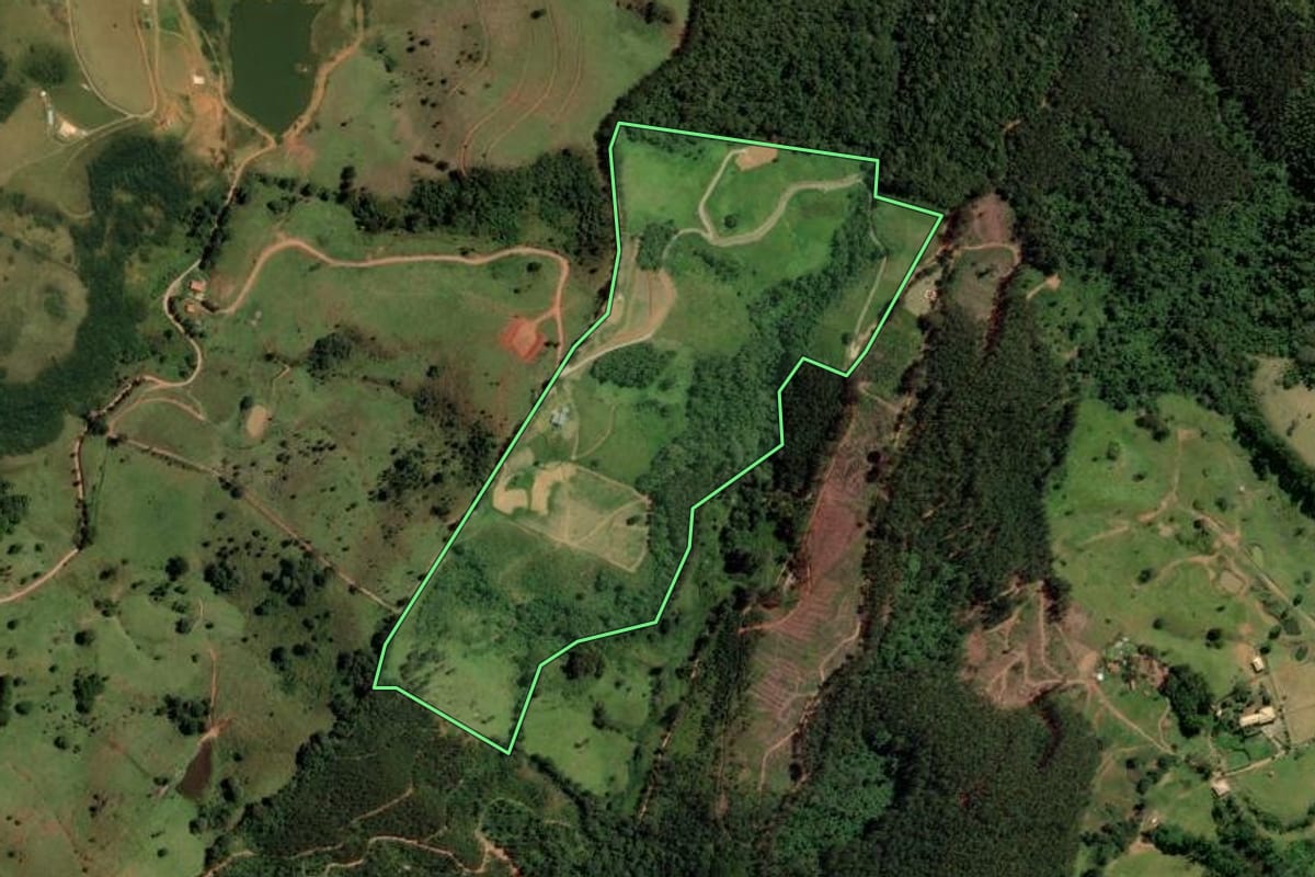 Imagem de satélite do imóvel rural em Joanópolis (SP), com o contorno declarado no CAR desenhado por cima.