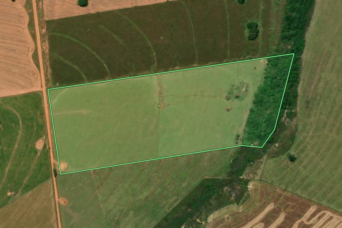 Imagem de satélite do imóvel rural em João Ramalho (SP), com o contorno declarado no CAR desenhado por cima.