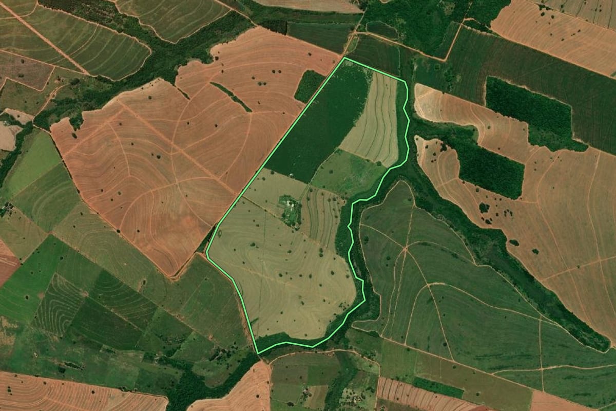 Imagem de satélite do imóvel rural em João Ramalho (SP), com o contorno declarado no CAR desenhado por cima.