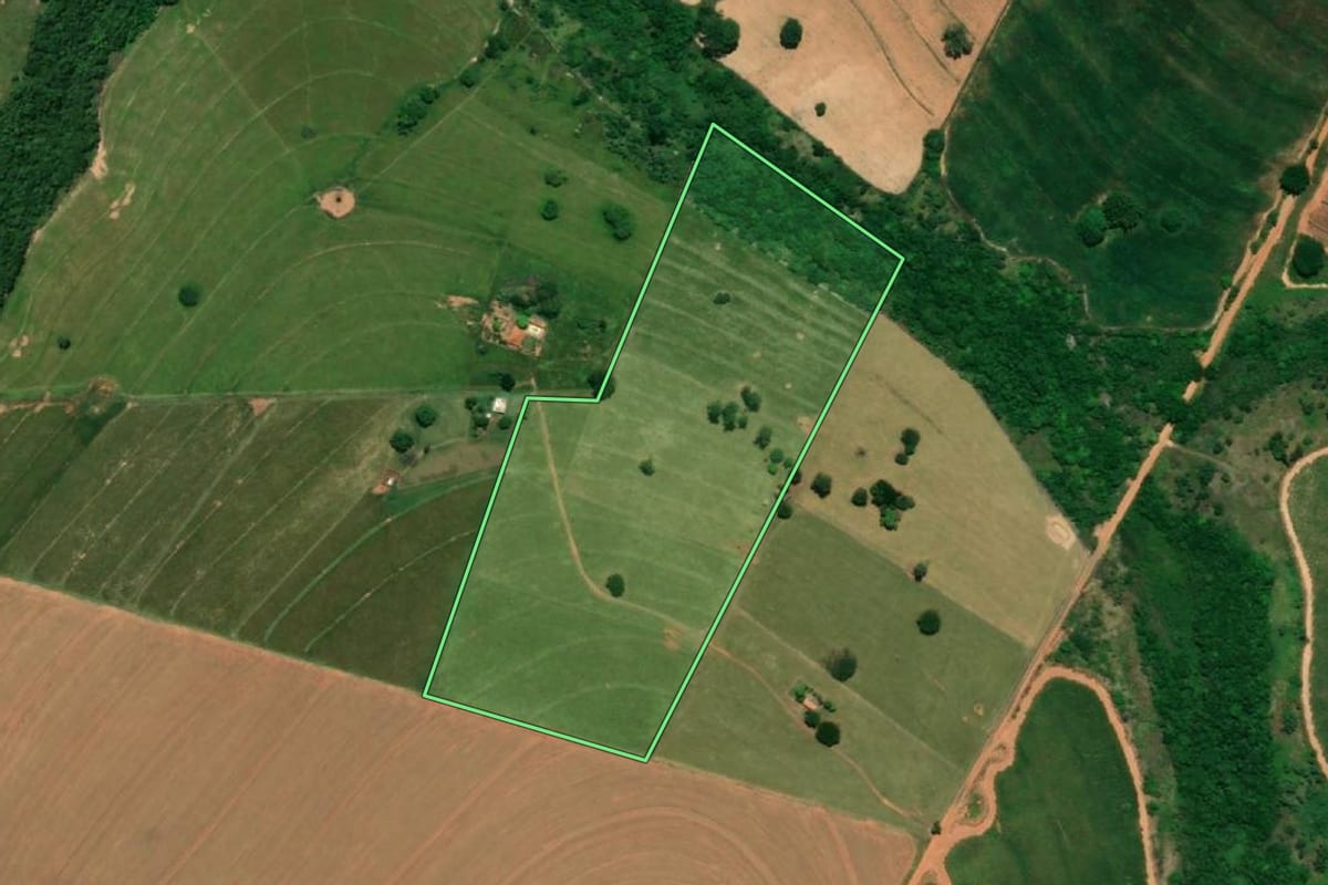 Imagem de satélite do imóvel rural em João Ramalho (SP), com o contorno declarado no CAR desenhado por cima.