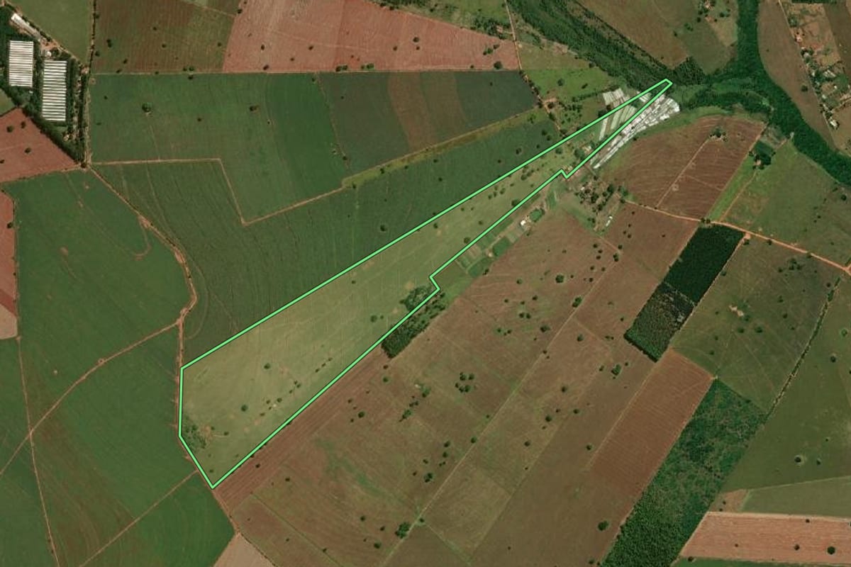 Imagem de satélite do imóvel rural em João Ramalho (SP), com o contorno declarado no CAR desenhado por cima.