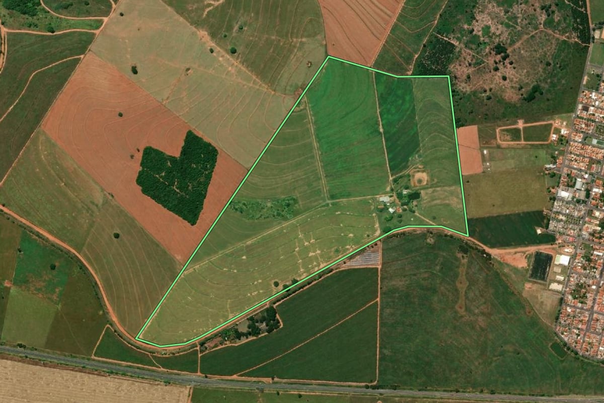Imagem de satélite do imóvel rural em João Ramalho (SP), com o contorno declarado no CAR desenhado por cima.