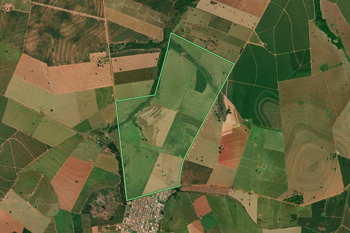 Imagem de satélite do imóvel rural em João Ramalho (SP), com o contorno declarado no CAR desenhado por cima.