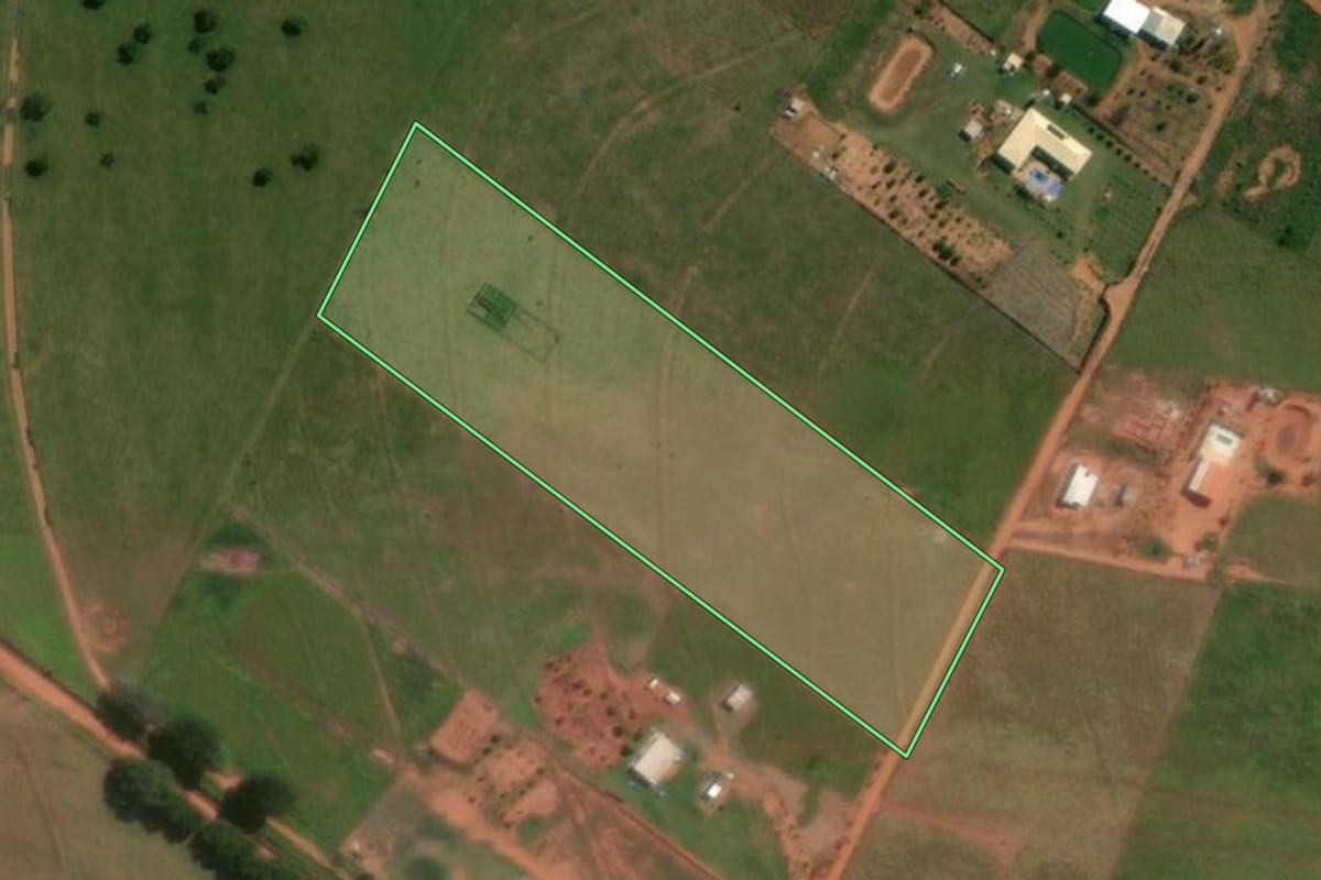 Imagem de satélite do imóvel rural em João Ramalho (SP), com o contorno declarado no CAR desenhado por cima.