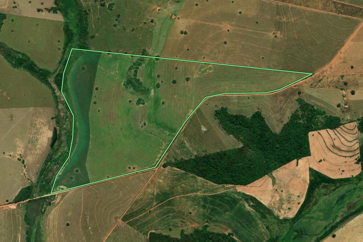 Imagem de satélite do imóvel rural em João Ramalho (SP), com o contorno declarado no CAR desenhado por cima.