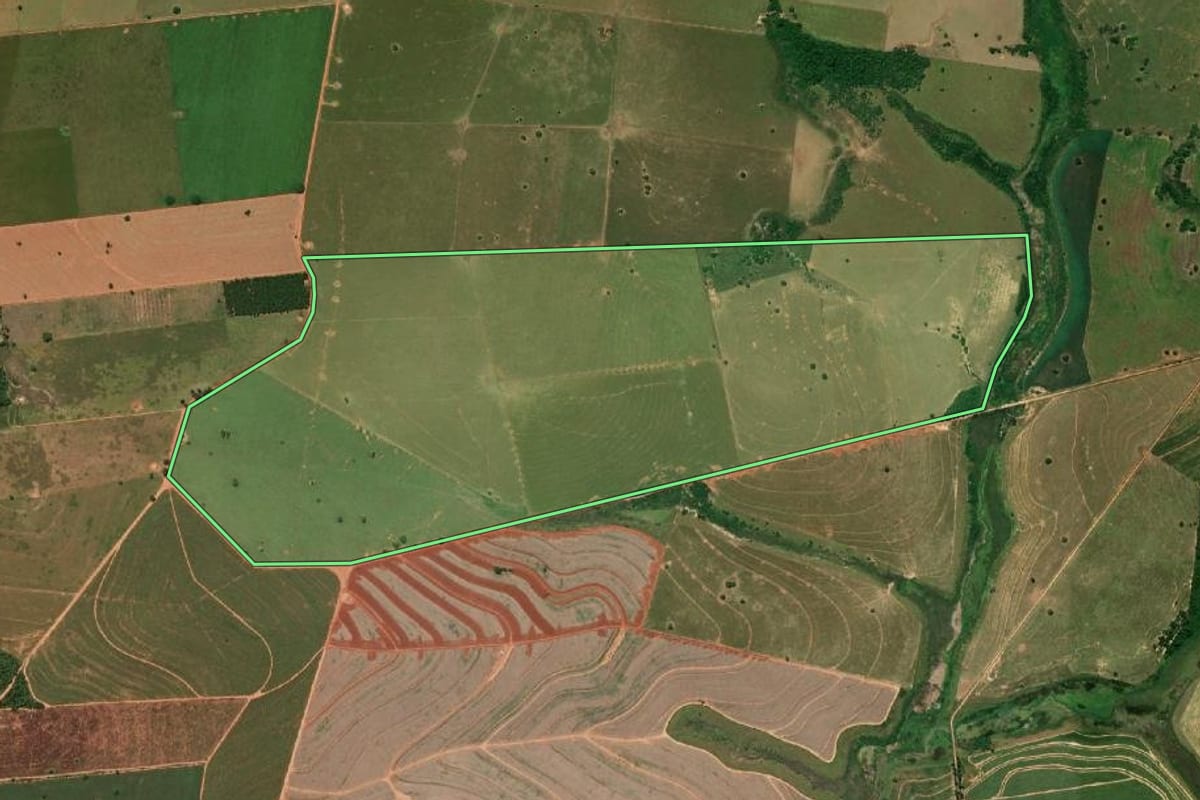 Imagem de satélite do imóvel rural em João Ramalho (SP), com o contorno declarado no CAR desenhado por cima.