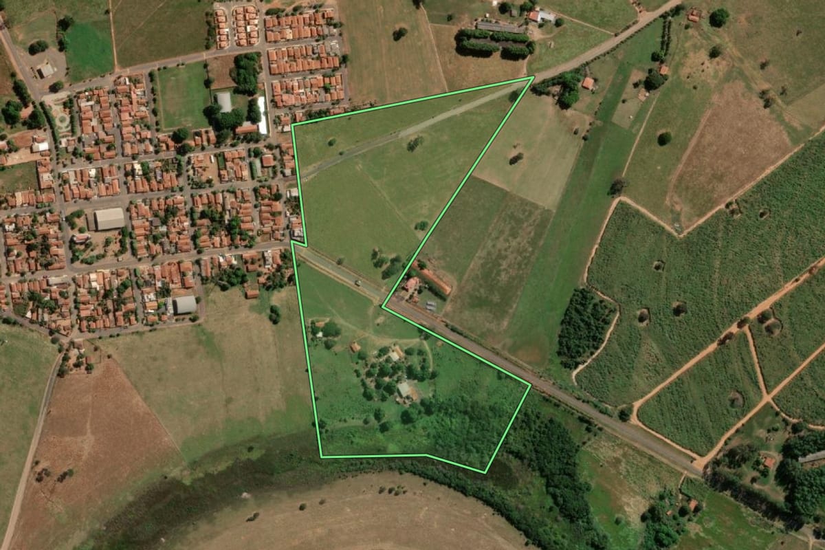 Imagem de satélite do imóvel rural em José Bonifácio (SP), com o contorno declarado no CAR desenhado por cima.