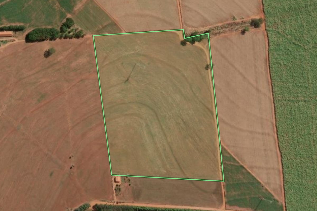 Imagem de satélite do imóvel rural em José Bonifácio (SP), com o contorno declarado no CAR desenhado por cima.