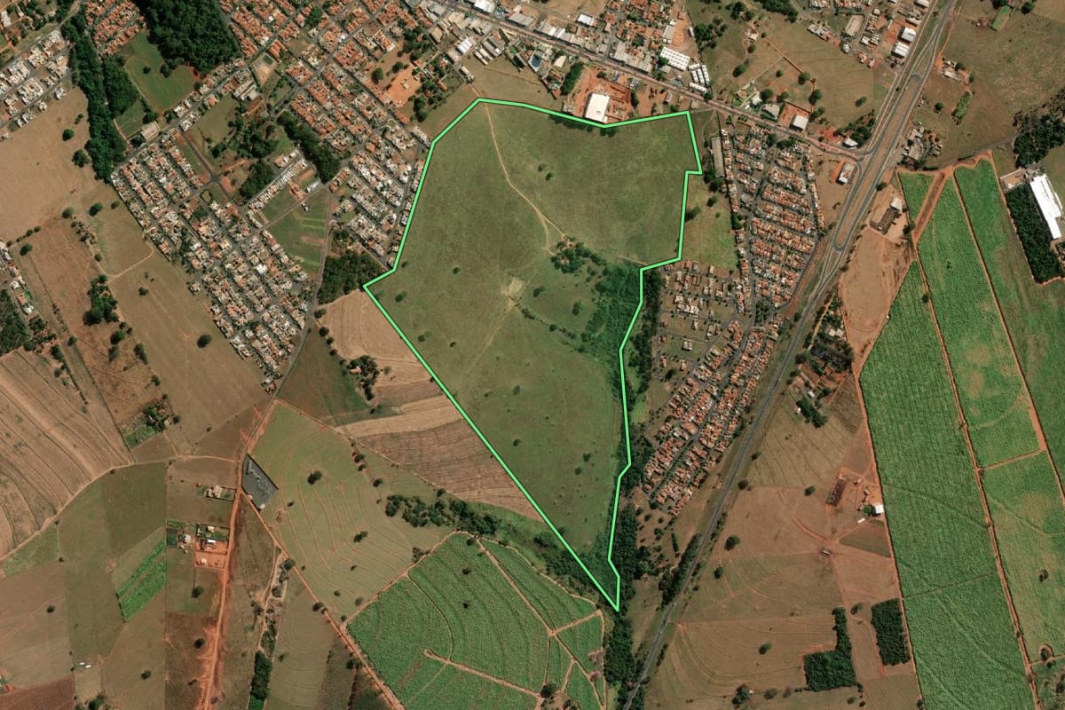 Imagem de satélite do imóvel rural em José Bonifácio (SP), com o contorno declarado no CAR desenhado por cima.