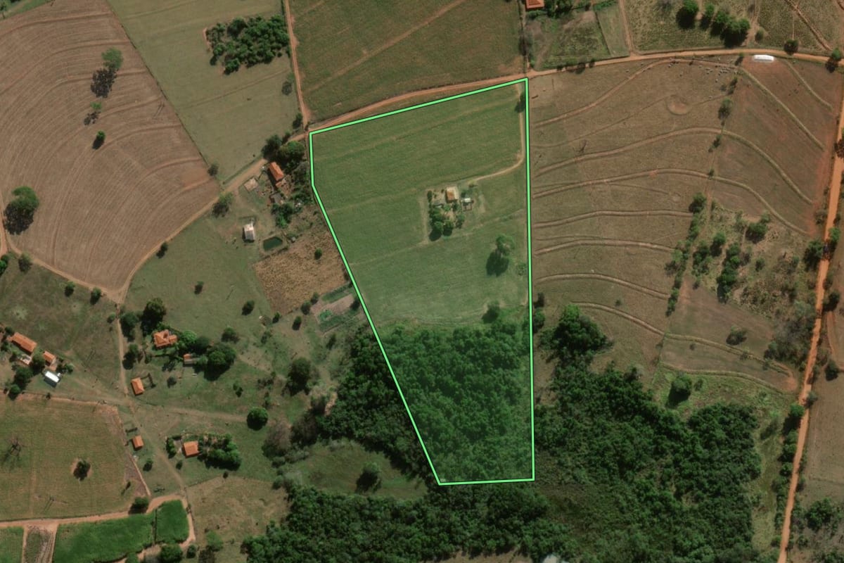 Imagem de satélite do imóvel rural em José Bonifácio (SP), com o contorno declarado no CAR desenhado por cima.