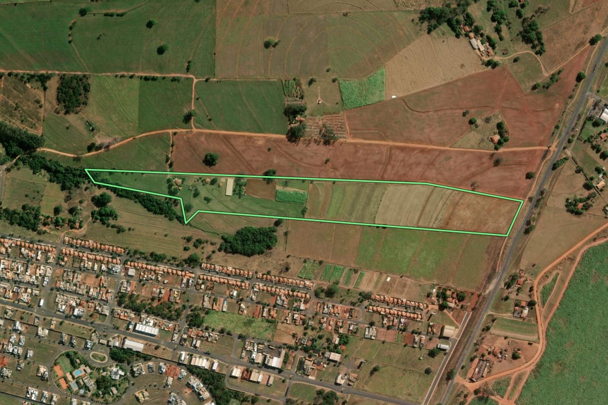 Imagem de satélite do imóvel rural em José Bonifácio (SP), com o contorno declarado no CAR desenhado por cima.