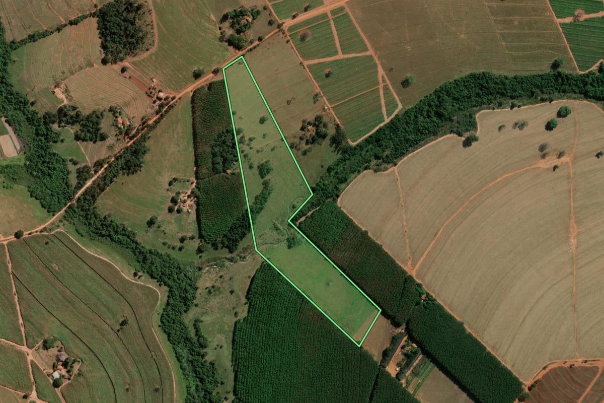 Imagem de satélite do imóvel rural em José Bonifácio (SP), com o contorno declarado no CAR desenhado por cima.