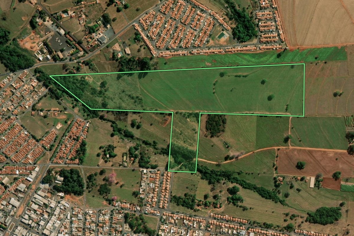 Imagem de satélite do imóvel rural em José Bonifácio (SP), com o contorno declarado no CAR desenhado por cima.