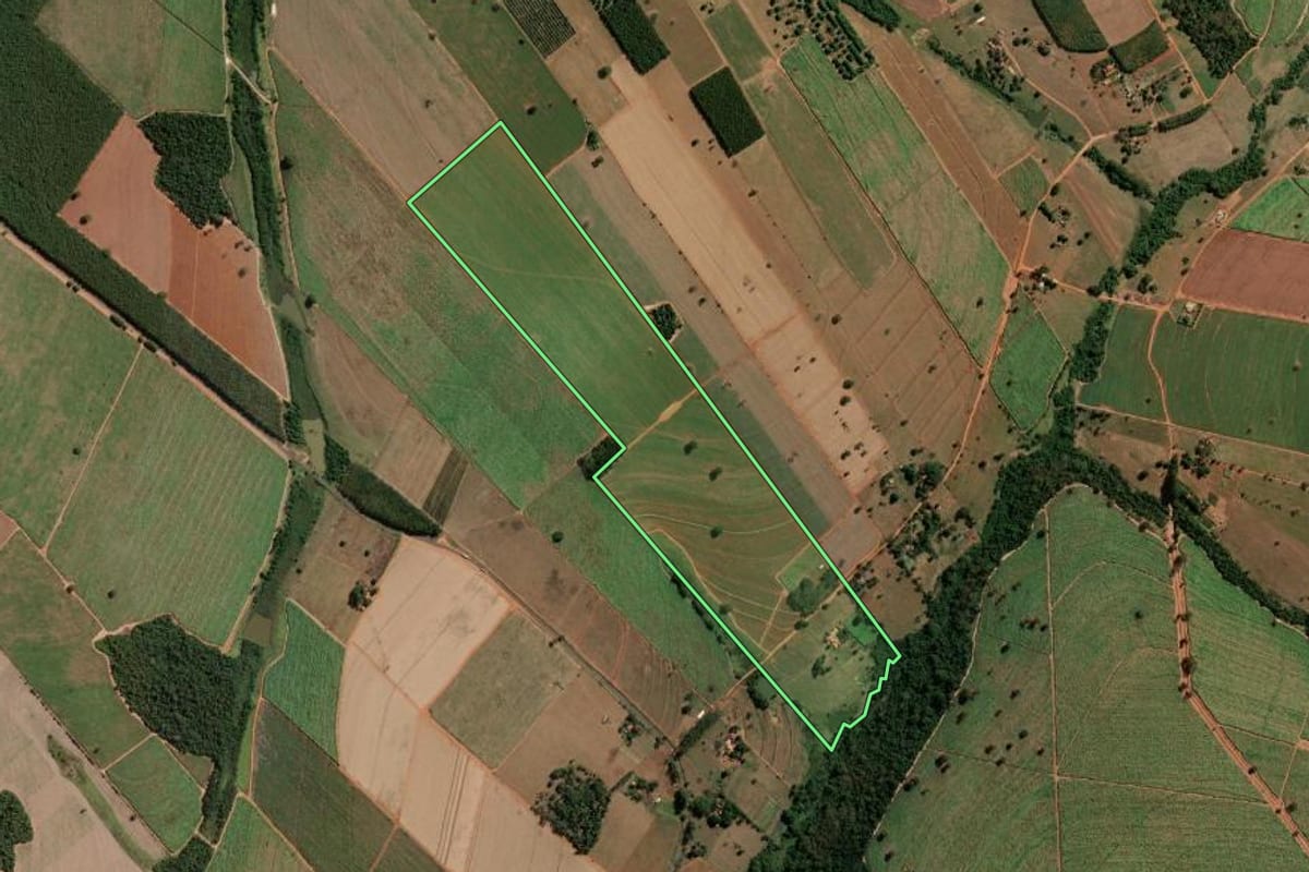 Imagem de satélite do imóvel rural em José Bonifácio (SP), com o contorno declarado no CAR desenhado por cima.