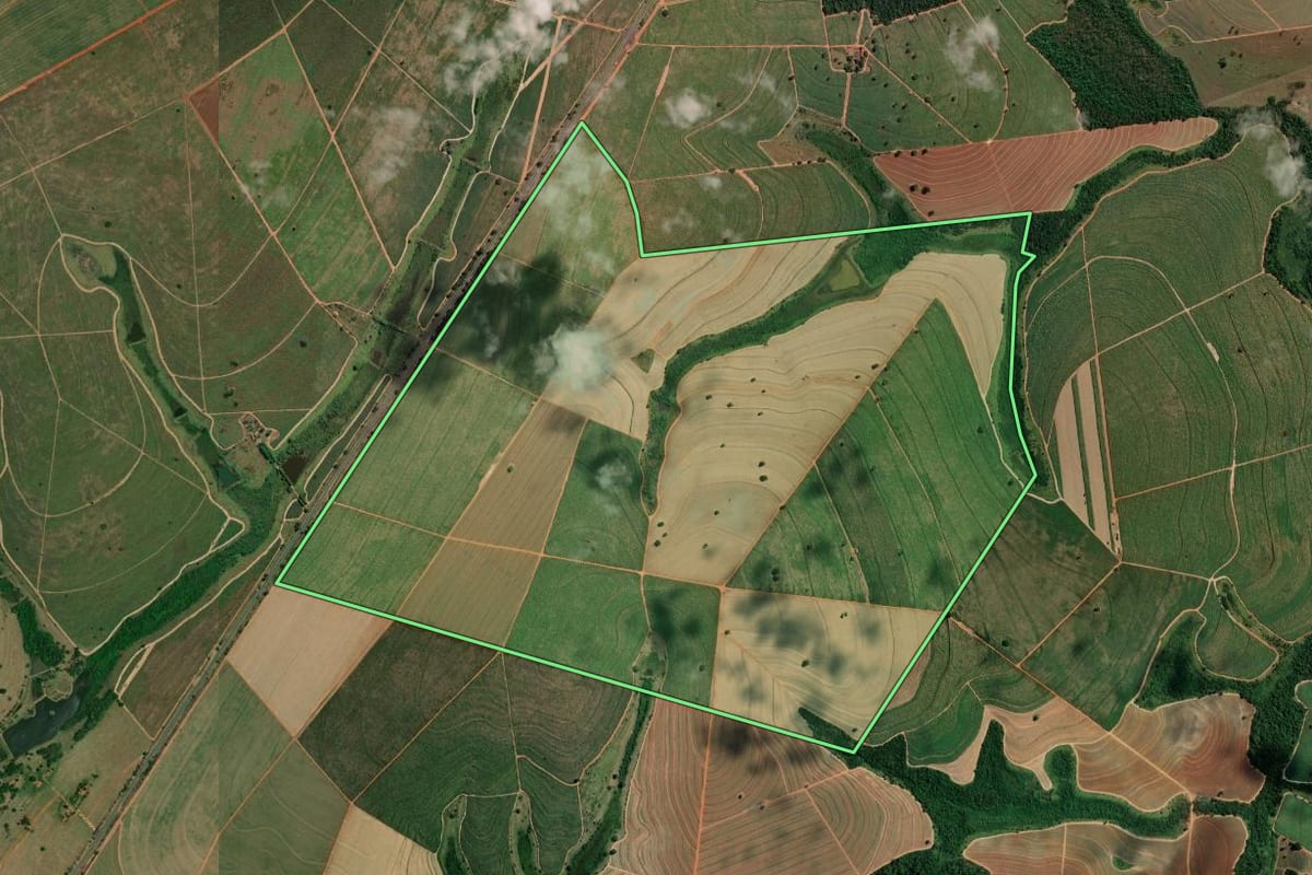 Imagem de satélite do imóvel rural em José Bonifácio (SP), com o contorno declarado no CAR desenhado por cima.