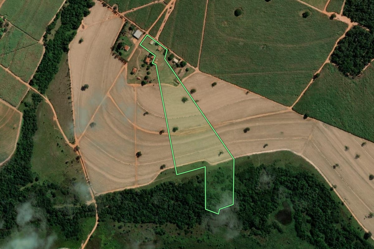 Imagem de satélite do imóvel rural em José Bonifácio (SP), com o contorno declarado no CAR desenhado por cima.
