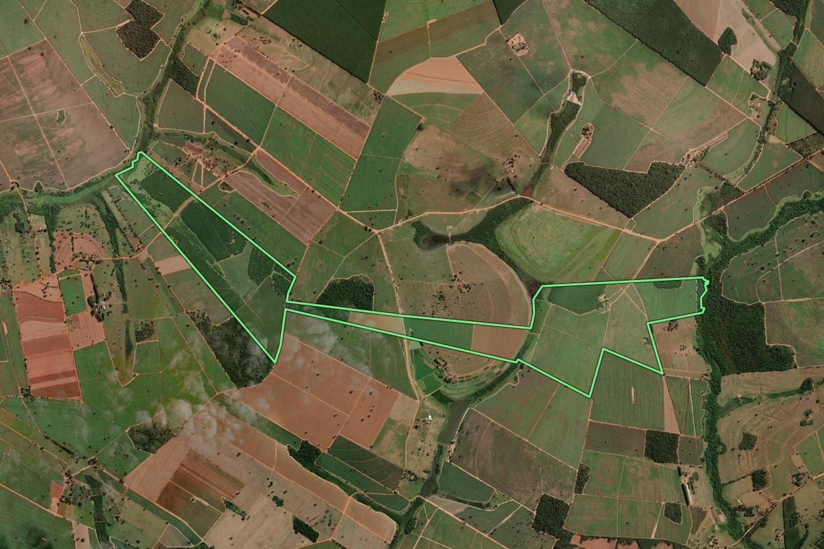 Imagem de satélite do imóvel rural em José Bonifácio (SP), com o contorno declarado no CAR desenhado por cima.