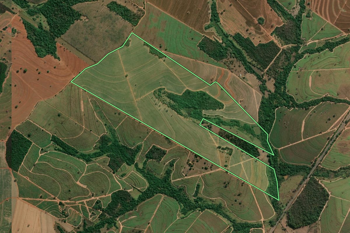 Imagem de satélite do imóvel rural em José Bonifácio (SP), com o contorno declarado no CAR desenhado por cima.