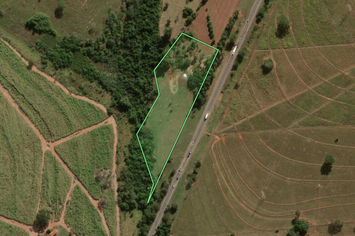 Imagem de satélite do imóvel rural em José Bonifácio (SP), com o contorno declarado no CAR desenhado por cima.