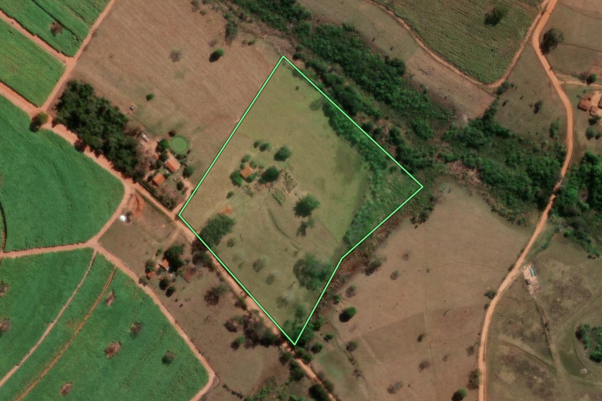 Imagem de satélite do imóvel rural em José Bonifácio (SP), com o contorno declarado no CAR desenhado por cima.
