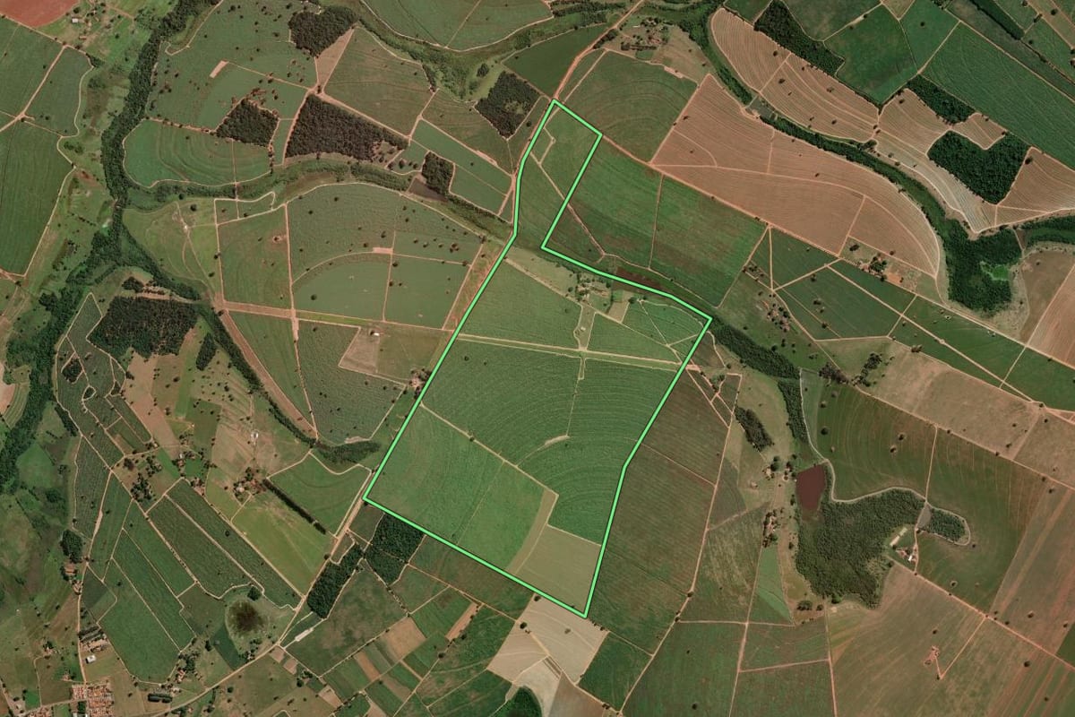 Imagem de satélite do imóvel rural em José Bonifácio (SP), com o contorno declarado no CAR desenhado por cima.
