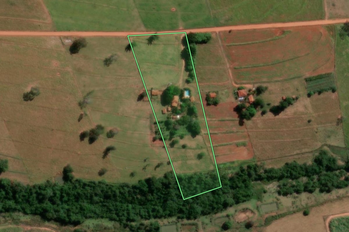 Imagem de satélite do imóvel rural em José Bonifácio (SP), com o contorno declarado no CAR desenhado por cima.