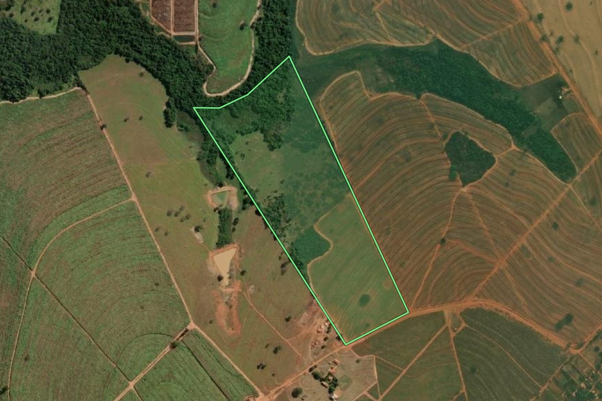 Imagem de satélite do imóvel rural em José Bonifácio (SP), com o contorno declarado no CAR desenhado por cima.