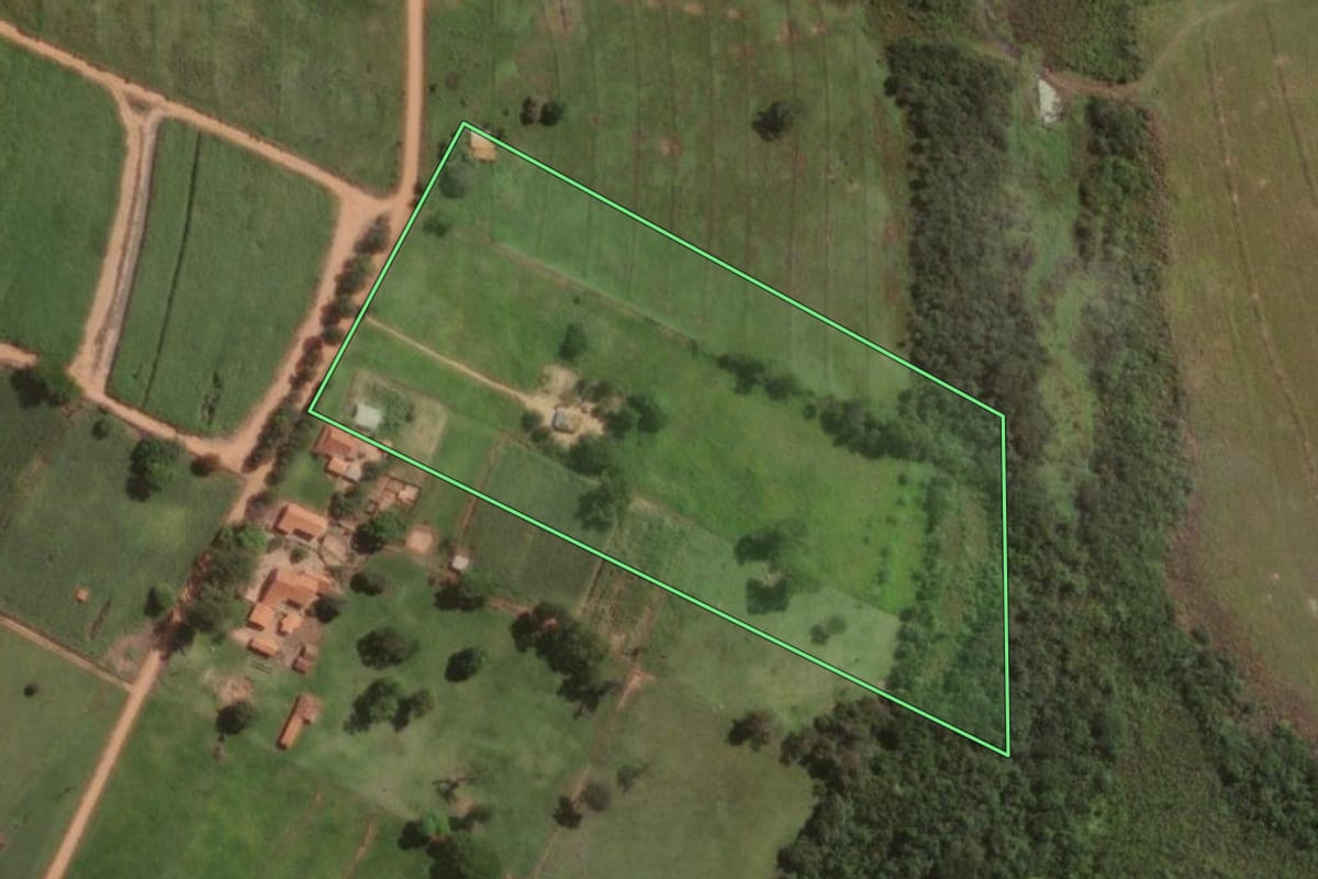 Imagem de satélite do imóvel rural em José Bonifácio (SP), com o contorno declarado no CAR desenhado por cima.
