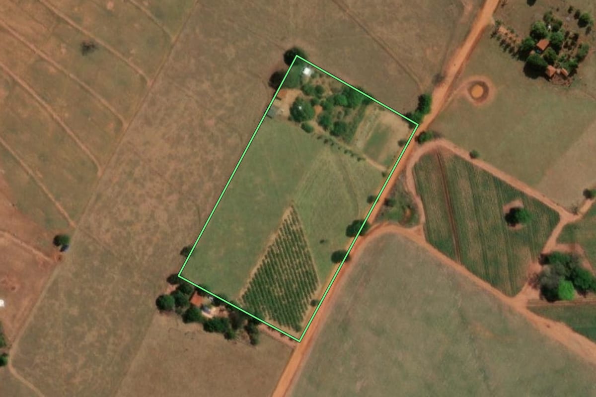 Imagem de satélite do imóvel rural em José Bonifácio (SP), com o contorno declarado no CAR desenhado por cima.
