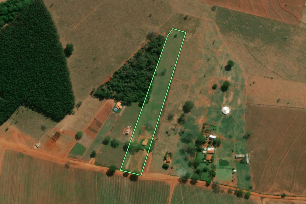 Imagem de satélite do imóvel rural em José Bonifácio (SP), com o contorno declarado no CAR desenhado por cima.