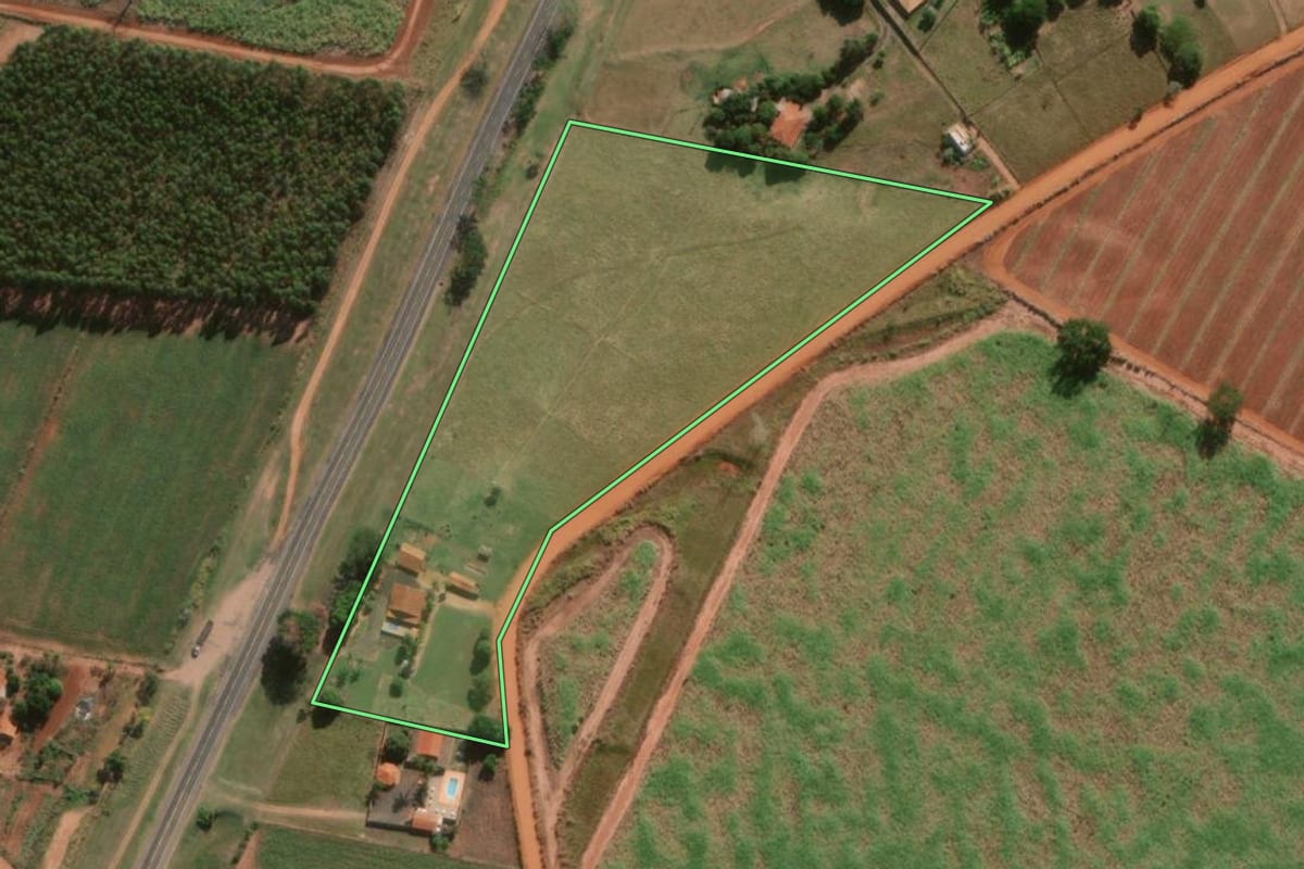 Imagem de satélite do imóvel rural em José Bonifácio (SP), com o contorno declarado no CAR desenhado por cima.