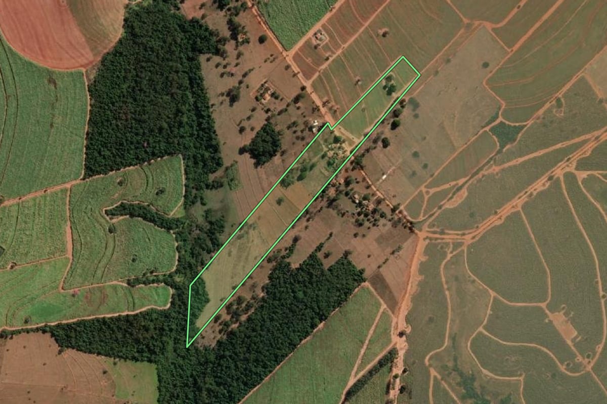 Imagem de satélite do imóvel rural em José Bonifácio (SP), com o contorno declarado no CAR desenhado por cima.